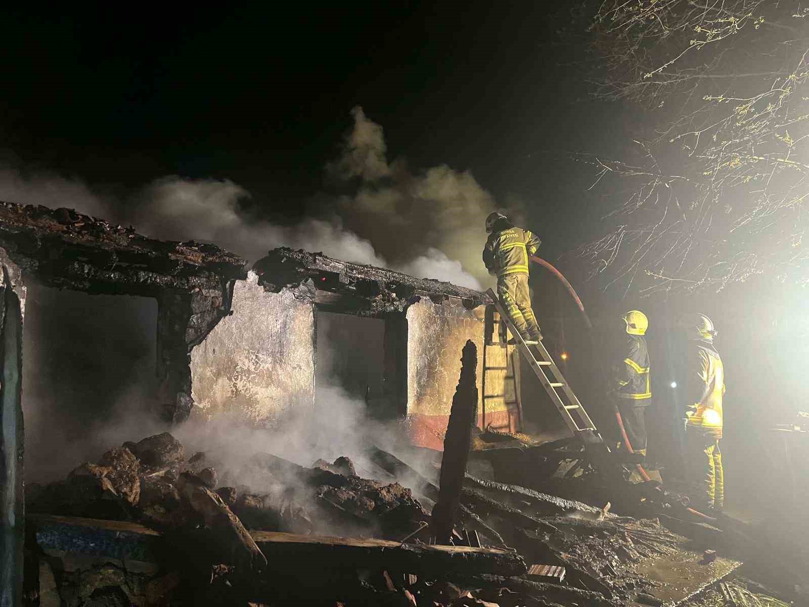 Bursa’da 2 katlı ev alevlere teslim oldu
