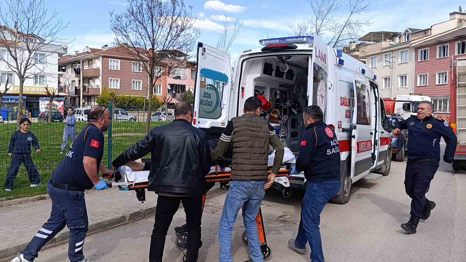 Bursa’da 3 katlı binada yangın: Dumandan zehirlenen yaşlı kadının durumu ağır

