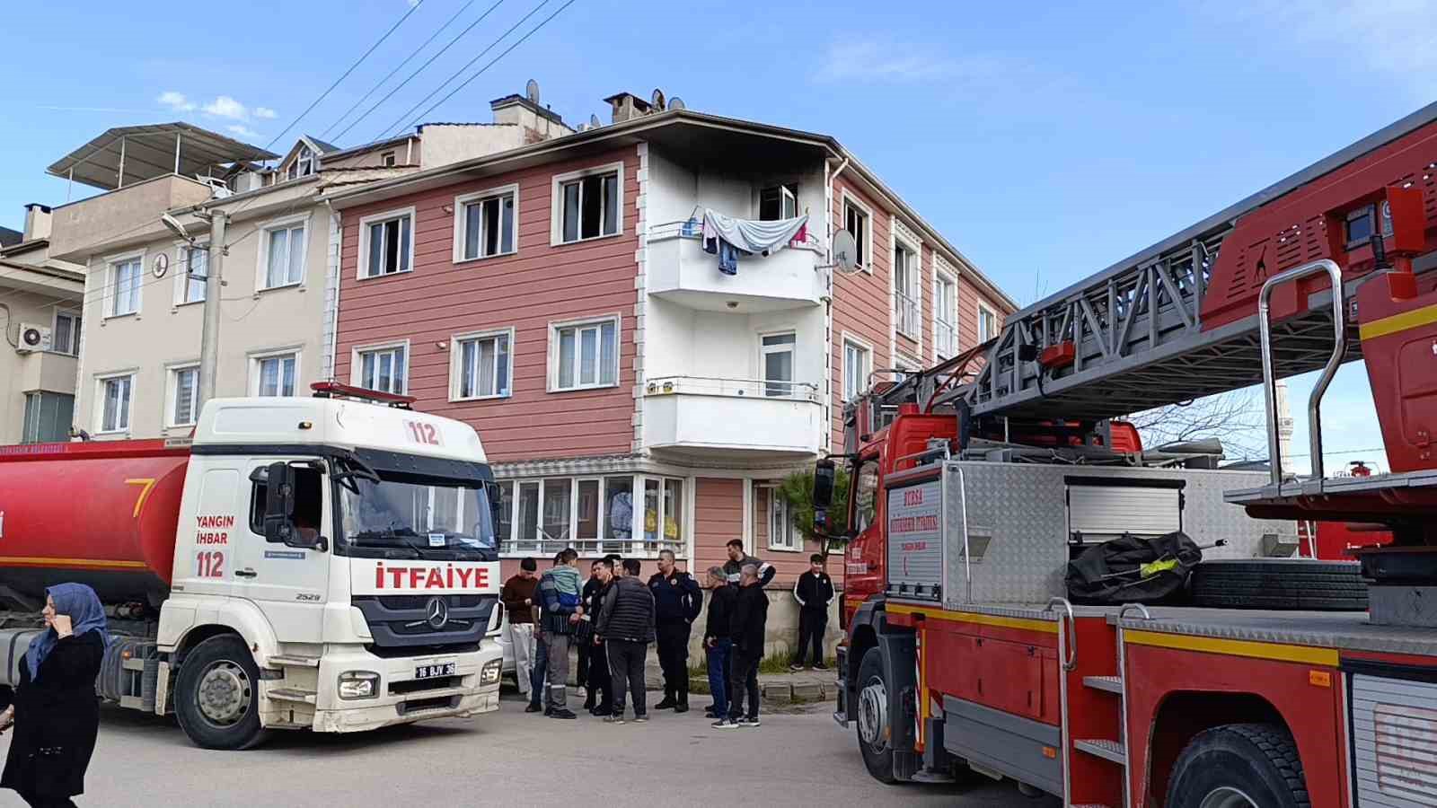 Bursa’da 3 katlı binada yangın: Dumandan zehirlenen yaşlı kadının durumu ağır
