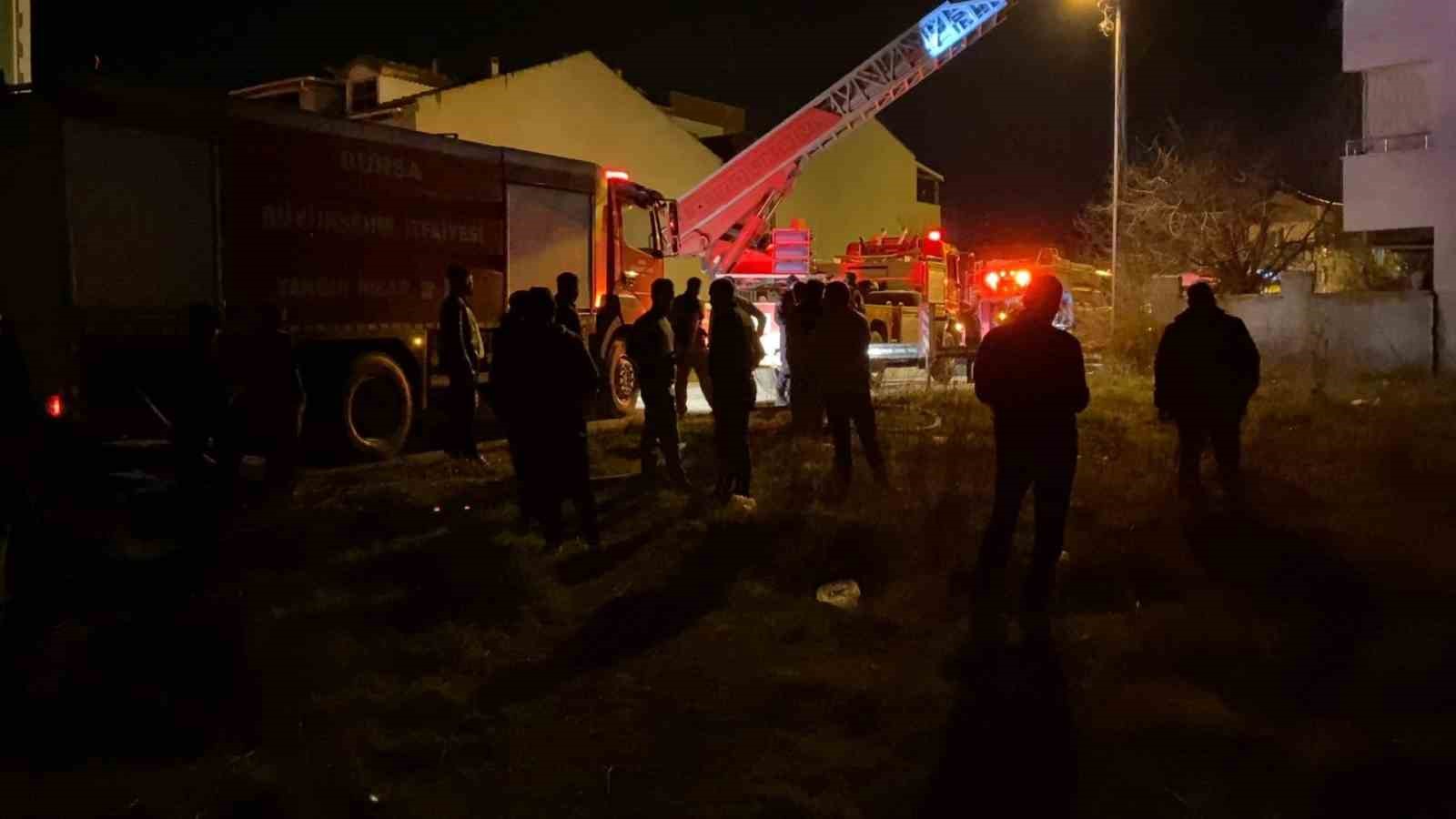 Bursa’da 3 katlı binanın çatısında yangın
