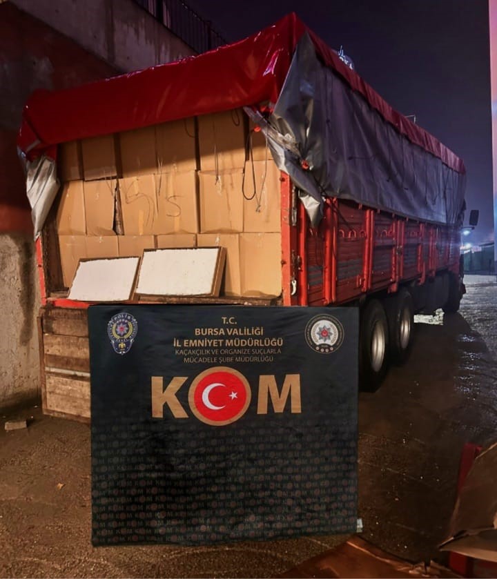 Bursa’da 4 milyonun üzerinde dolu makaron ele geçirildi
Bursa’da 4 milyonun üzerinde dolu makaron ele geçirildi