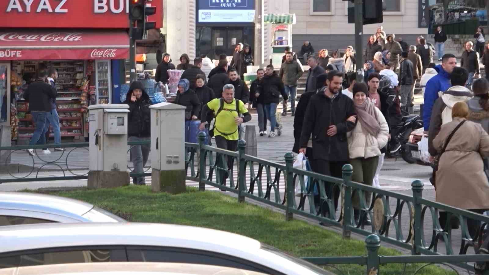 Bursa’da 66 yaşındaki esnaf, oruçlu halde trafiğe takılmamak için iftara koşuyor
