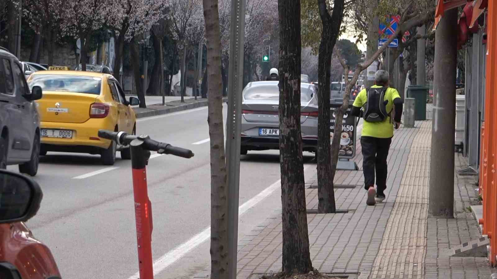 Bursa’da 66 yaşındaki esnaf, oruçlu halde trafiğe takılmamak için iftara koşuyor
