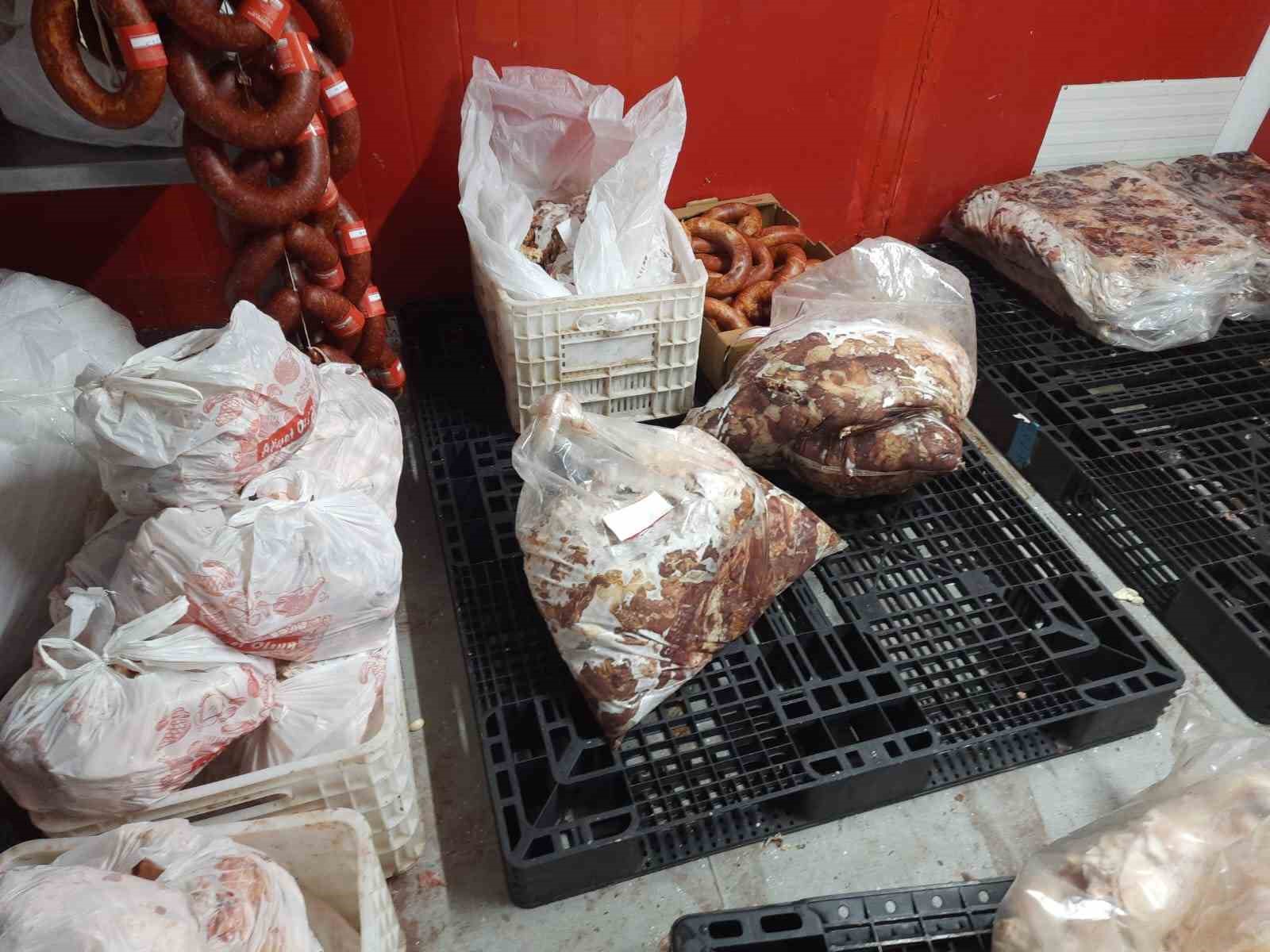 Bursa’da 700 kilo bozuk sucuk piyasaya sürülmeden imha edildi
