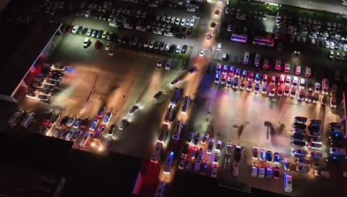 Bursa’da 700 polisle şafak operasyonu...Camdan uyuşturucuyu böyle atmak istedi
