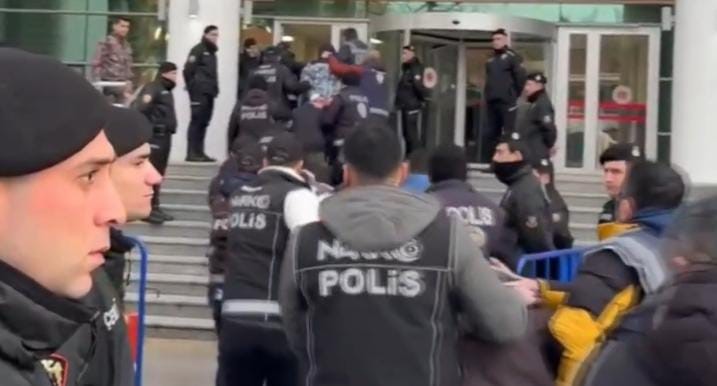 Bursa’da 700 polisle şafak operasyonu...Camdan uyuşturucuyu böyle atmak istedi
