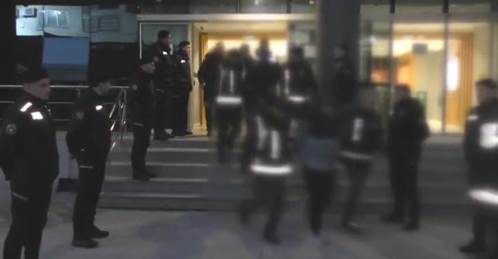 Bursa’da 700 polisle şafak operasyonu...Camdan uyuşturucuyu böyle atmak istedi
