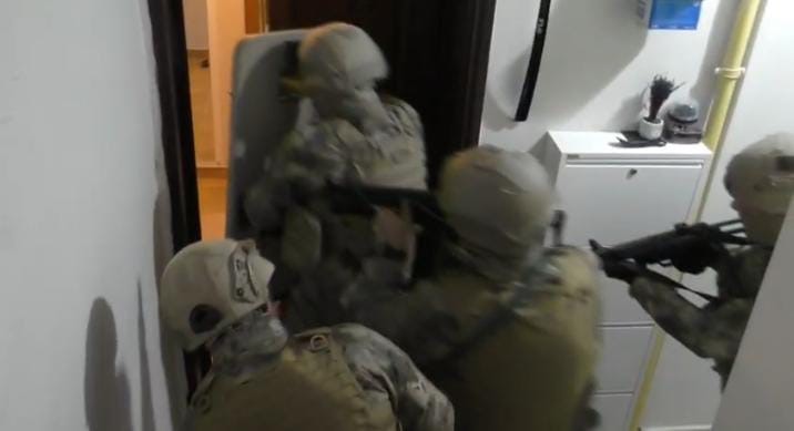 Bursa’da 700 polisle şafak operasyonu...Camdan uyuşturucuyu böyle atmak istedi
