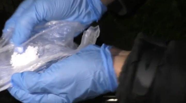 Bursa’da 700 polisle şafak operasyonu...Camdan uyuşturucuyu böyle atmak istedi
