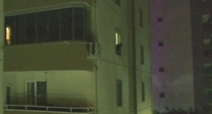 Bursa’da 700 polisle şafak operasyonu...Camdan uyuşturucuyu böyle atmak istedi
