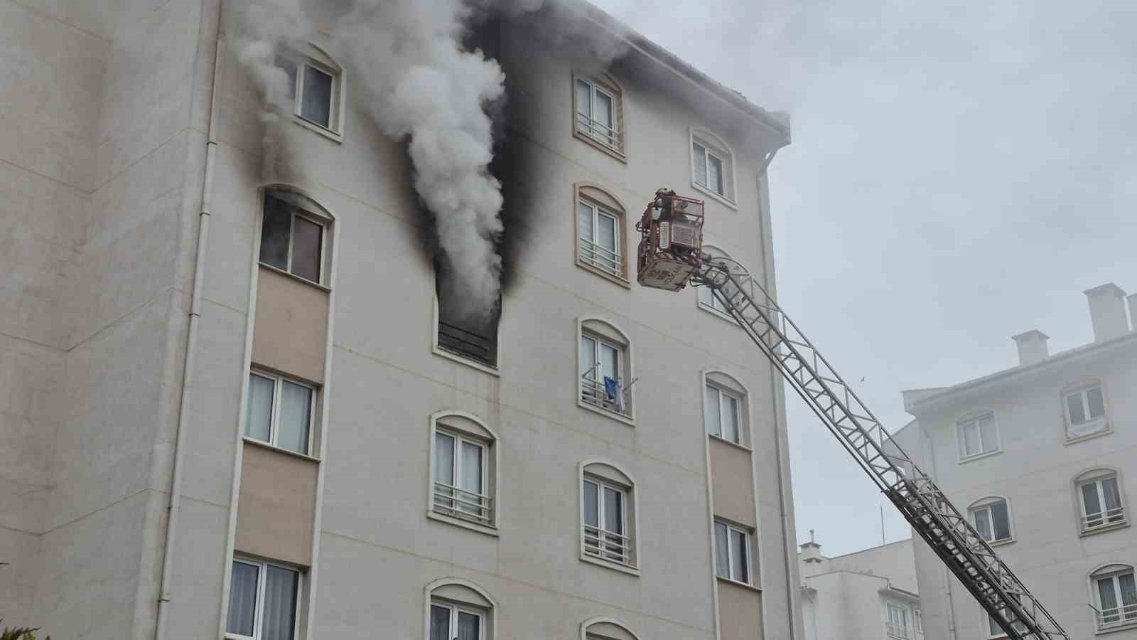 Bursa’da 8 katlı binada yangın
