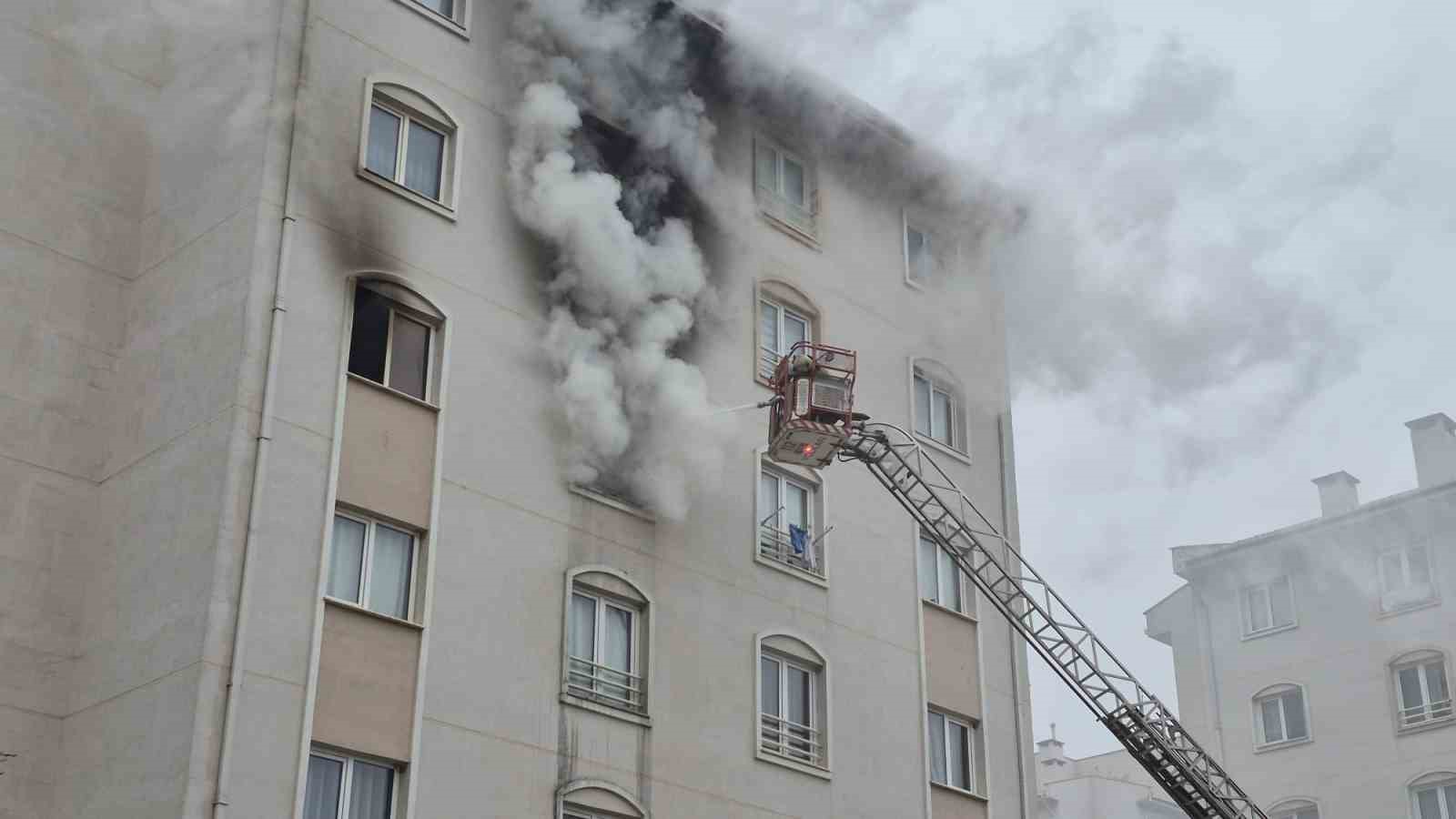 Bursa’da 8 katlı binada yangın
