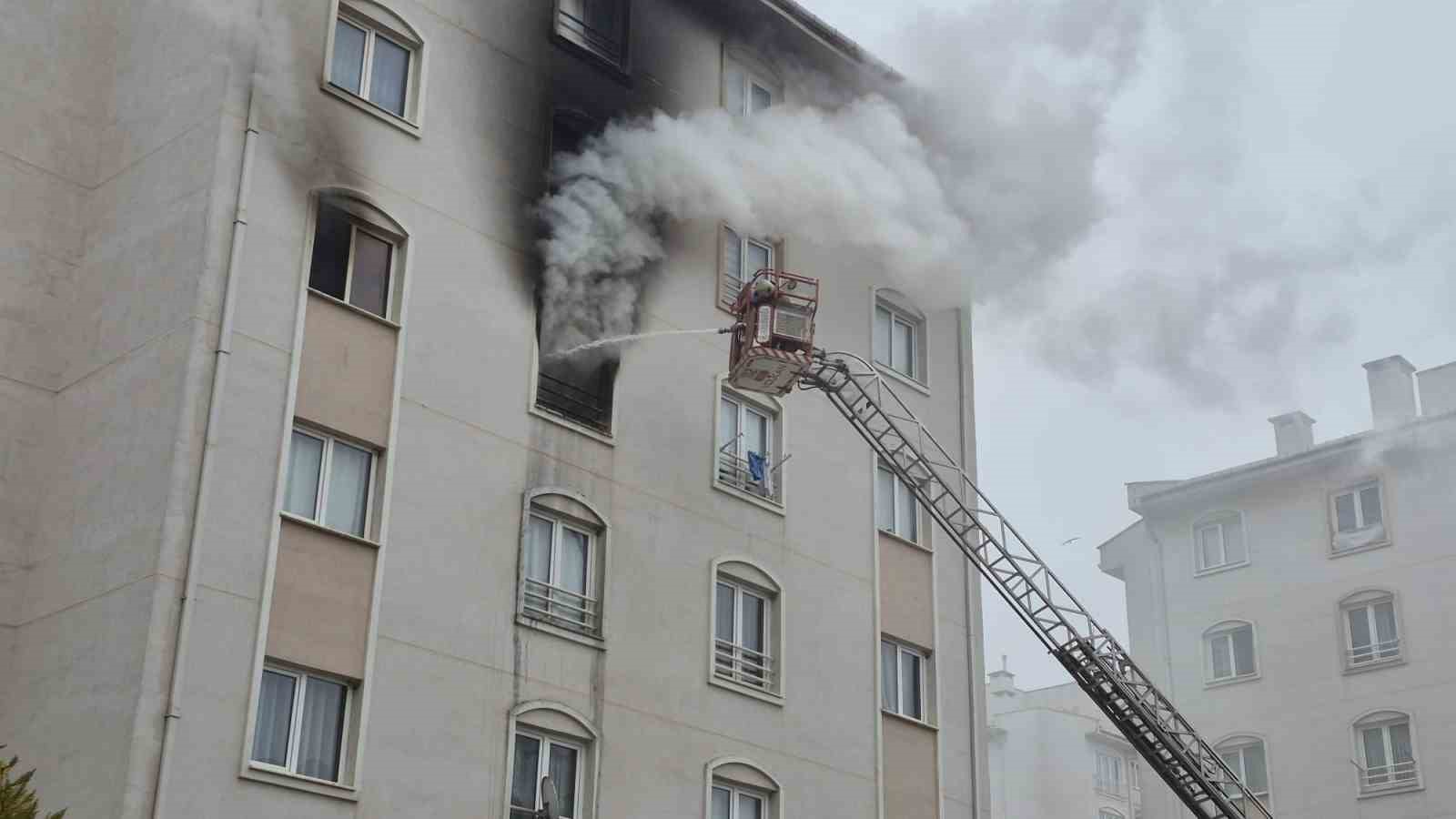Bursa’da 8 katlı binada yangın
