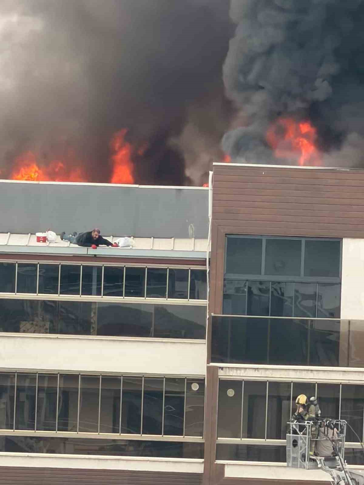 Bursa’da 8 katlı sitede can pazarı...Yangında mahsur kaldı, böyle kurtarıldı
