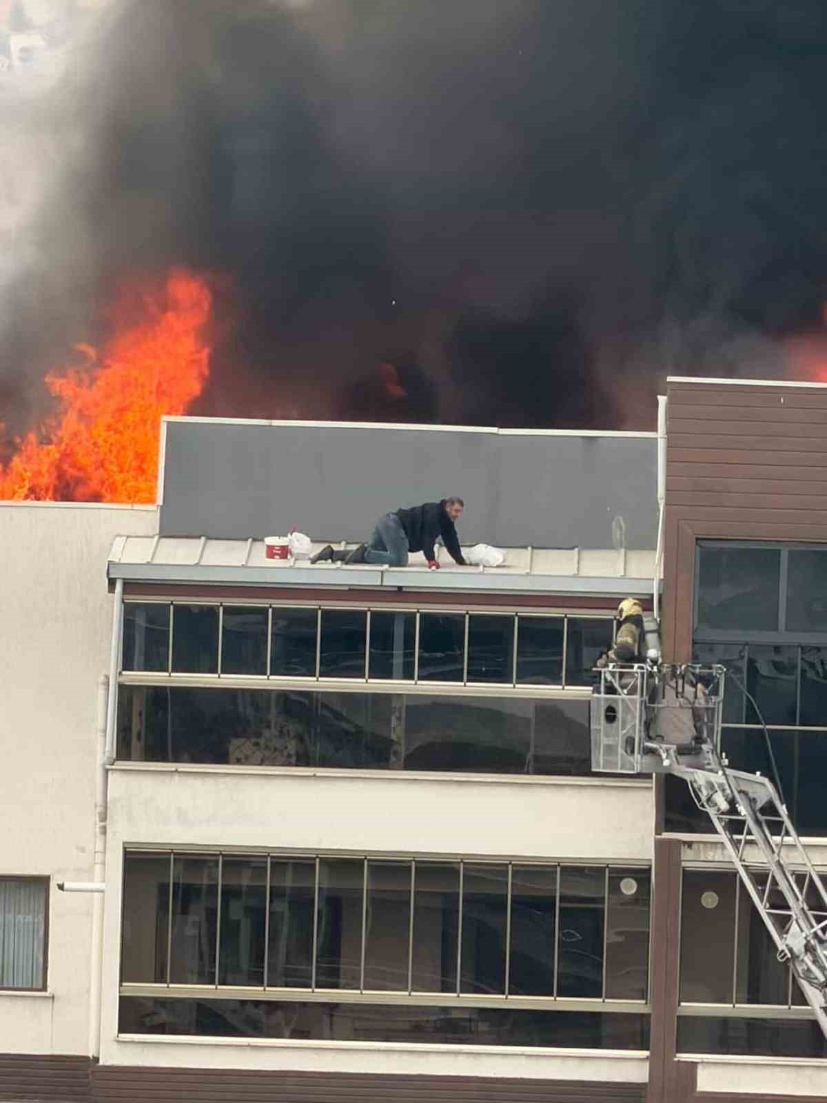 Bursa’da 8 katlı sitede can pazarı...Yangında mahsur kaldı, böyle kurtarıldı
