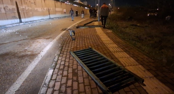 Bursa’da akıl almaz trafik kazası: Demir bariyerler araçların üzerine düştü
Bursa’da akıl almaz trafik kazası: Demir bariyerler araçların üzerine düştü