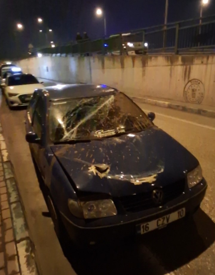 Bursa’da akıl almaz trafik kazası: Demir bariyerler araçların üzerine düştü
Bursa’da akıl almaz trafik kazası: Demir bariyerler araçların üzerine düştü