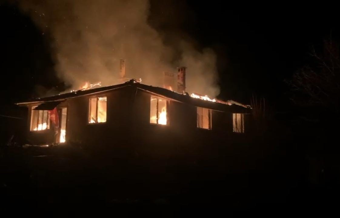 Bursa’da alevli gece...Köy evi alevlere teslim oldu
