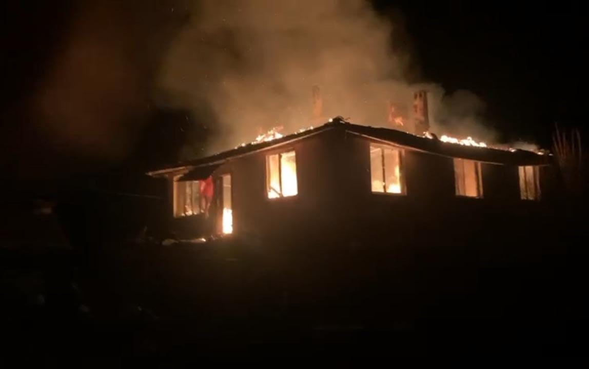 Bursa’da alevli gece...Köy evi alevlere teslim oldu
