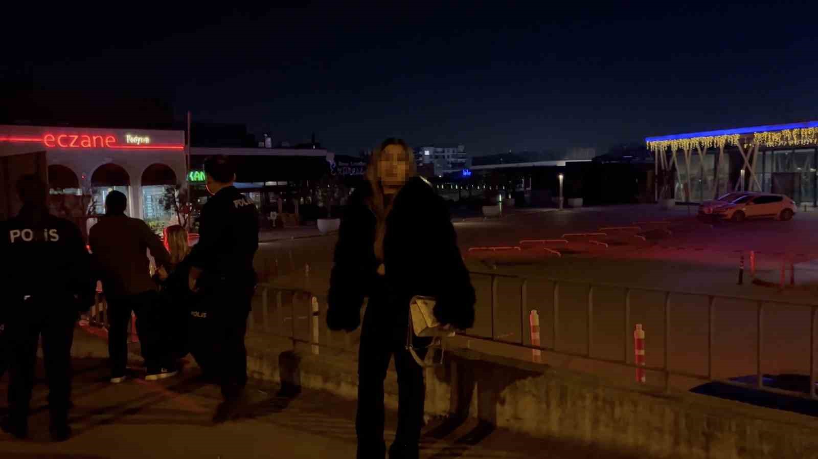 Bursa’da alkollü genç kızlar ortalığı karıştırdı, yol kenarında bekleyen sürücü ve aracına saldırdılar
