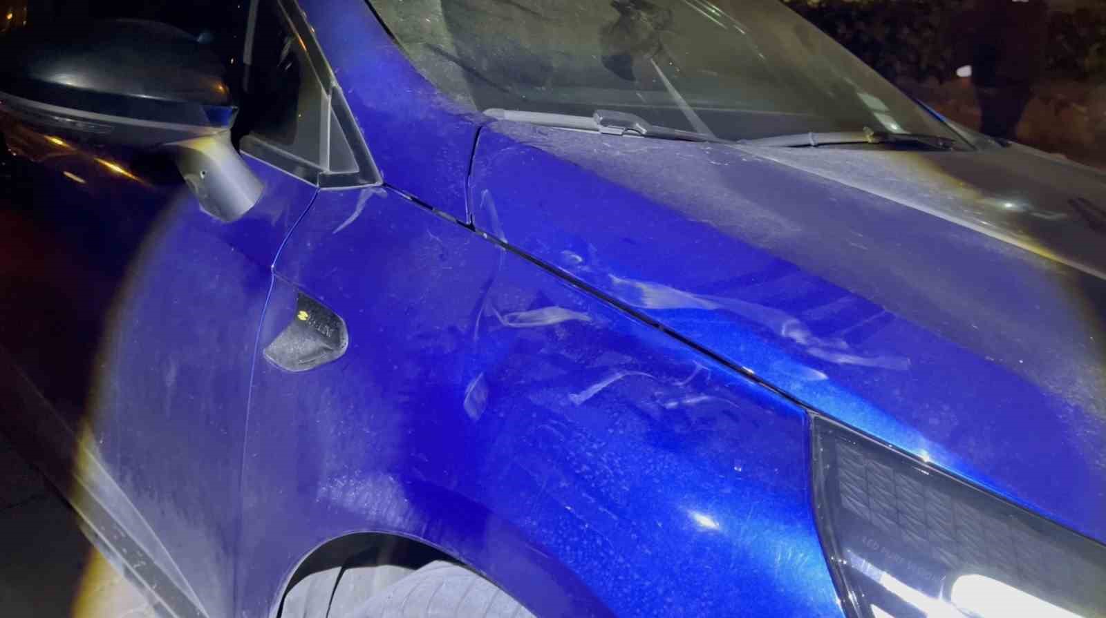 Bursa’da alkollü genç kızlar ortalığı karıştırdı, yol kenarında bekleyen sürücü ve aracına saldırdılar
