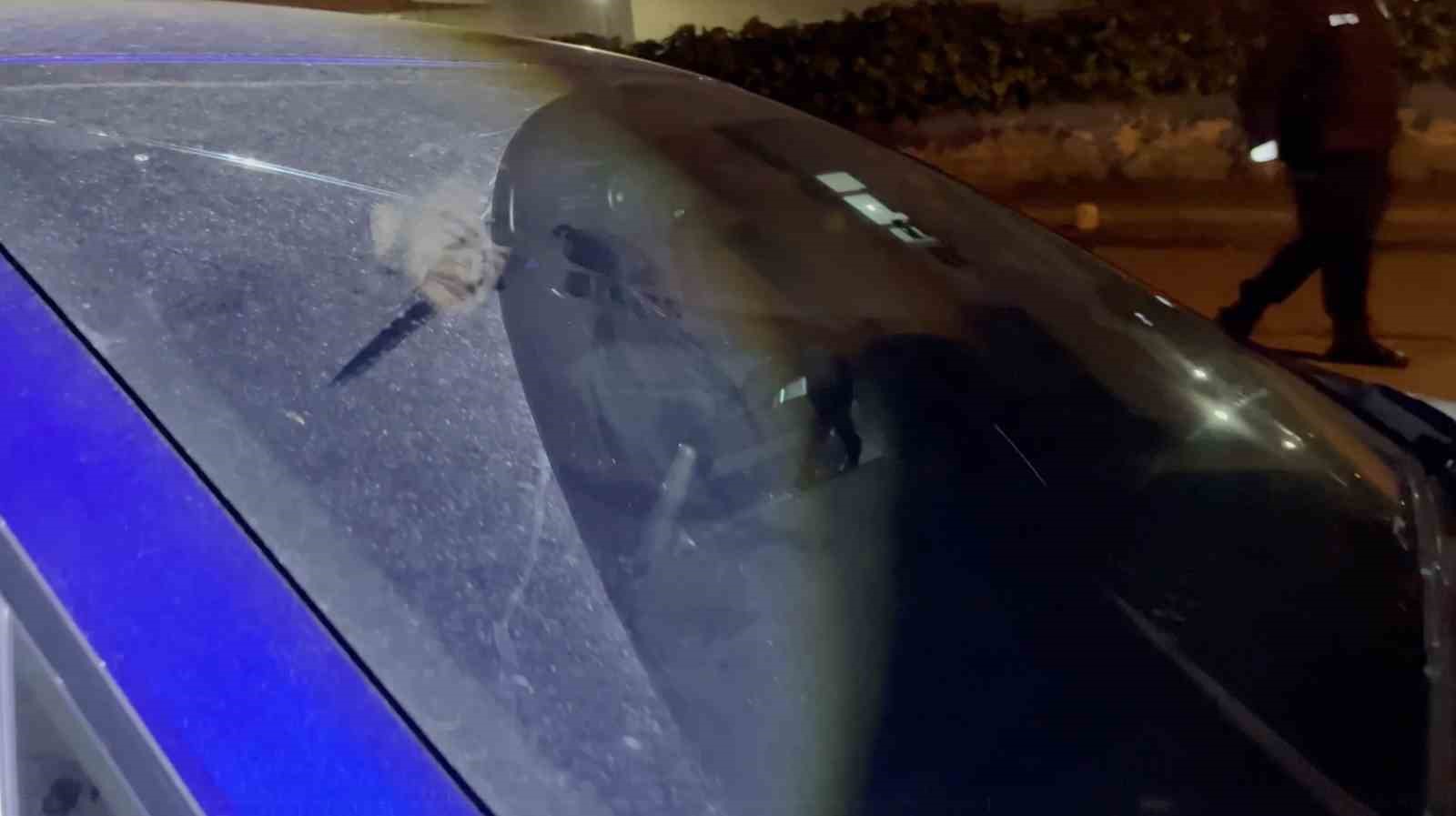 Bursa’da alkollü genç kızlar ortalığı karıştırdı, yol kenarında bekleyen sürücü ve aracına saldırdılar
