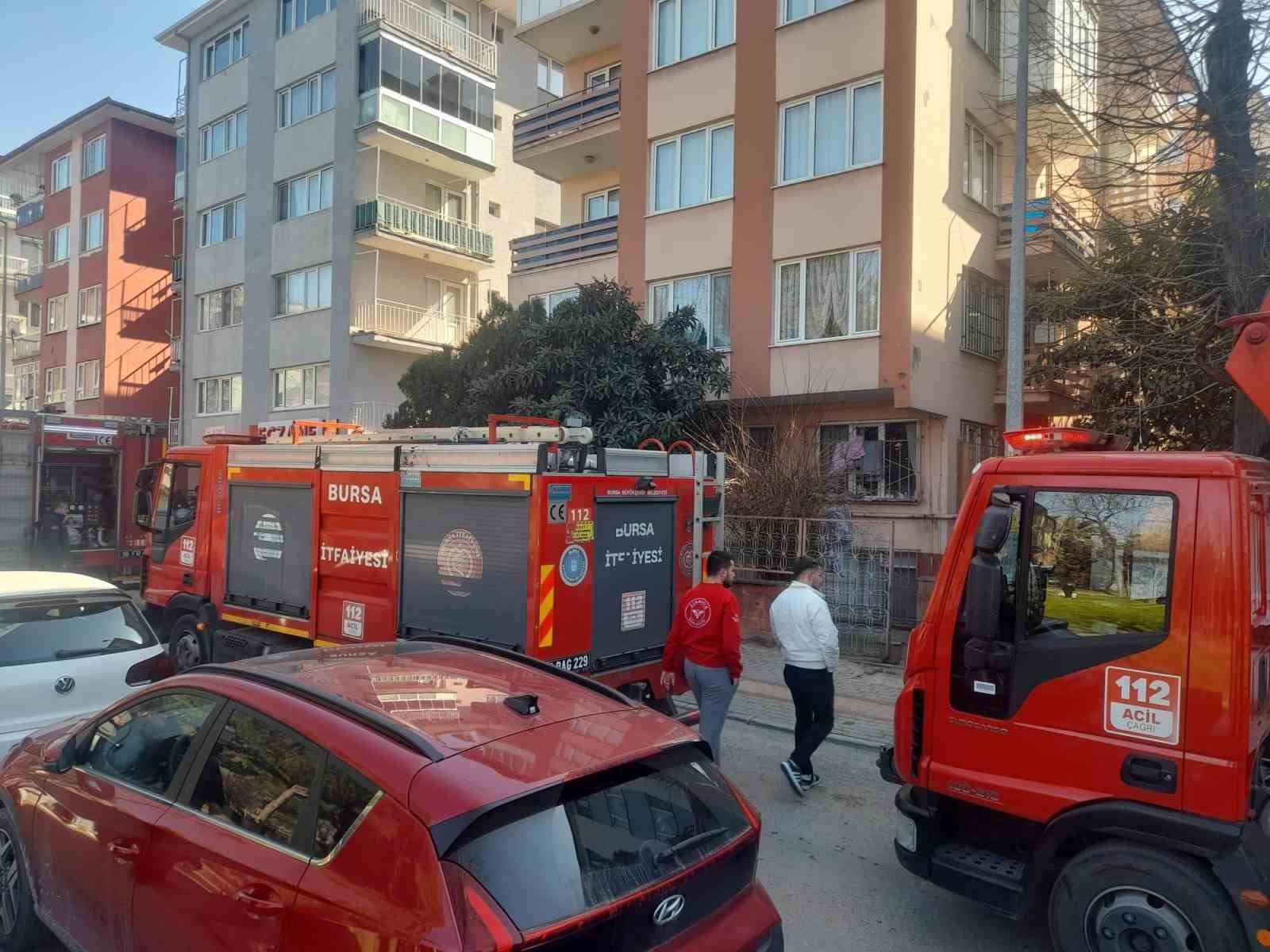 Bursa’da apartman çatısında yangın paniği
