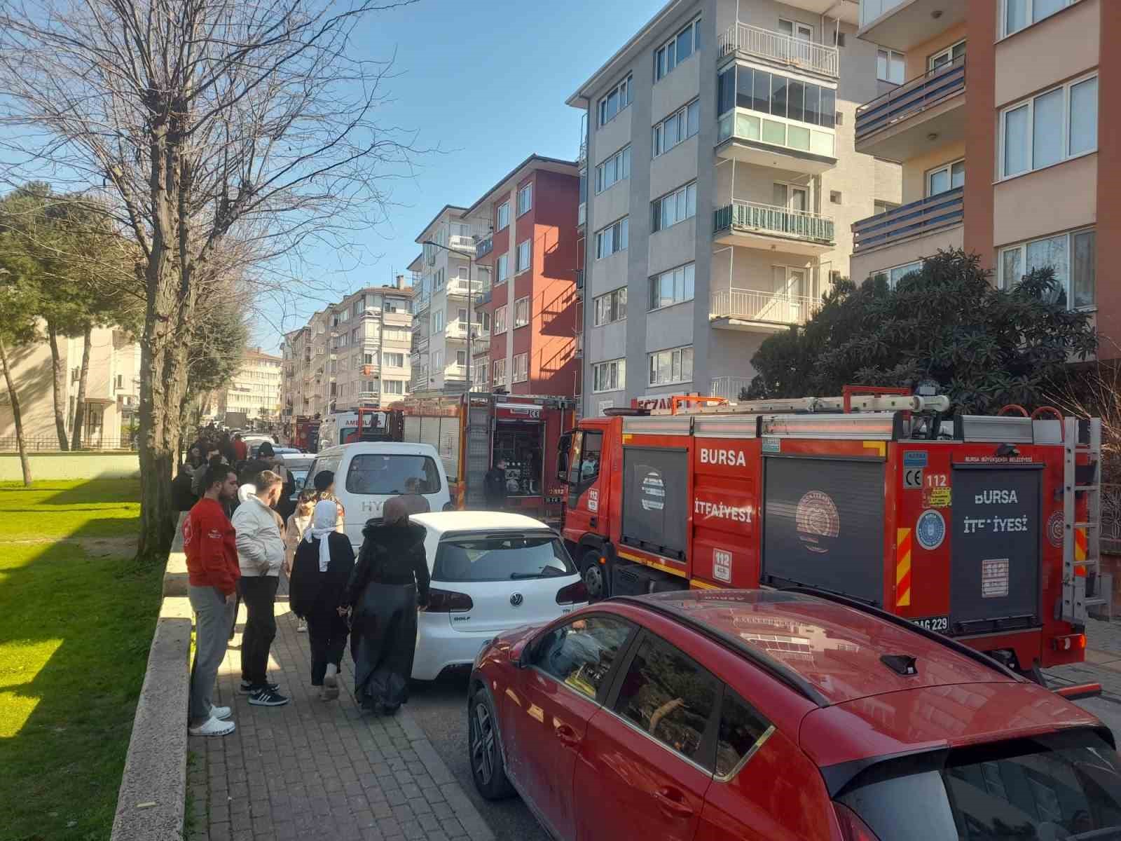Bursa’da apartman çatısında yangın paniği
