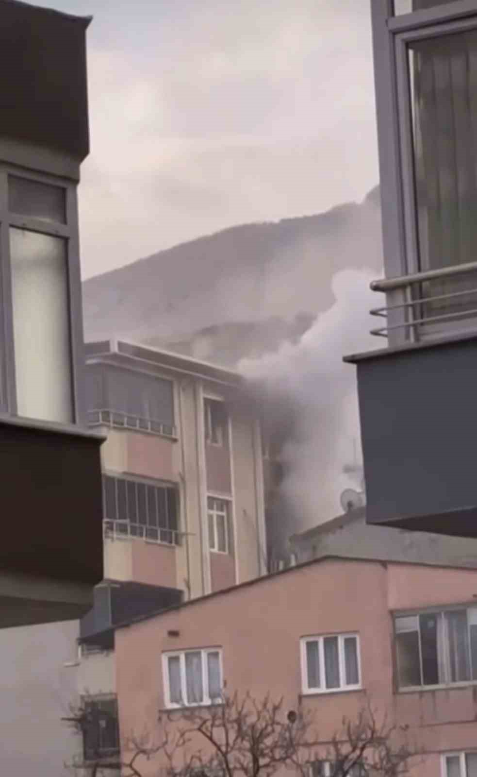 Bursa’da apartman dairesinde çıkan yangın, mahalleyi ayağa kaldırdı
