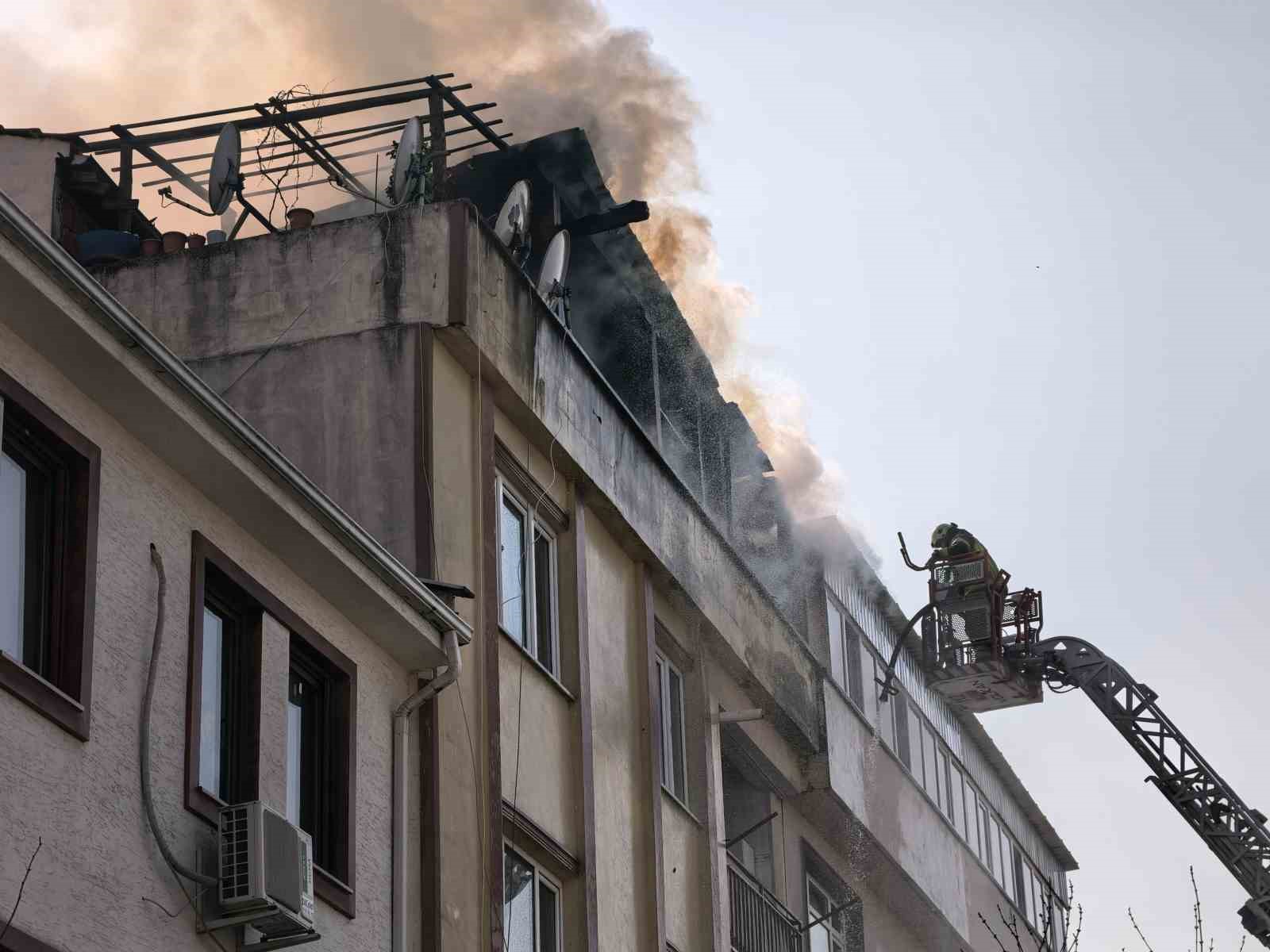 Bursa’da apartman terasında yangın paniği
