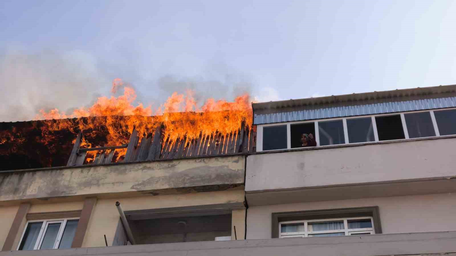 Bursa’da apartman terasında yangın paniği

