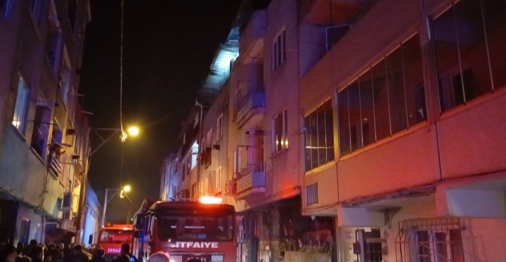 Bursa’da apartmanın çatı katında yangın
