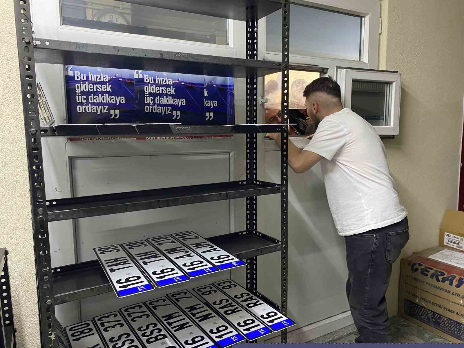 Bursa’da APP plaka izdihamı...Kuyruk sokaklara taştı
Bursa’da APP plaka izdihamı...Kuyruk sokaklara taştı