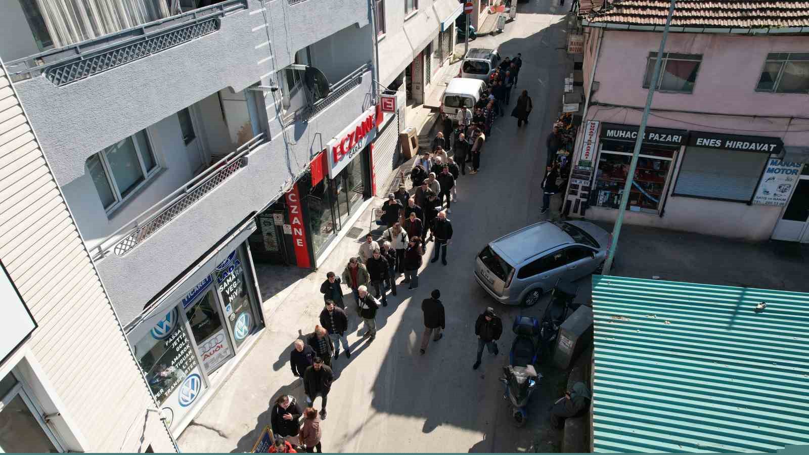 Bursa’da APP plaka izdihamı...Kuyruk sokaklara taştı
Bursa’da APP plaka izdihamı...Kuyruk sokaklara taştı