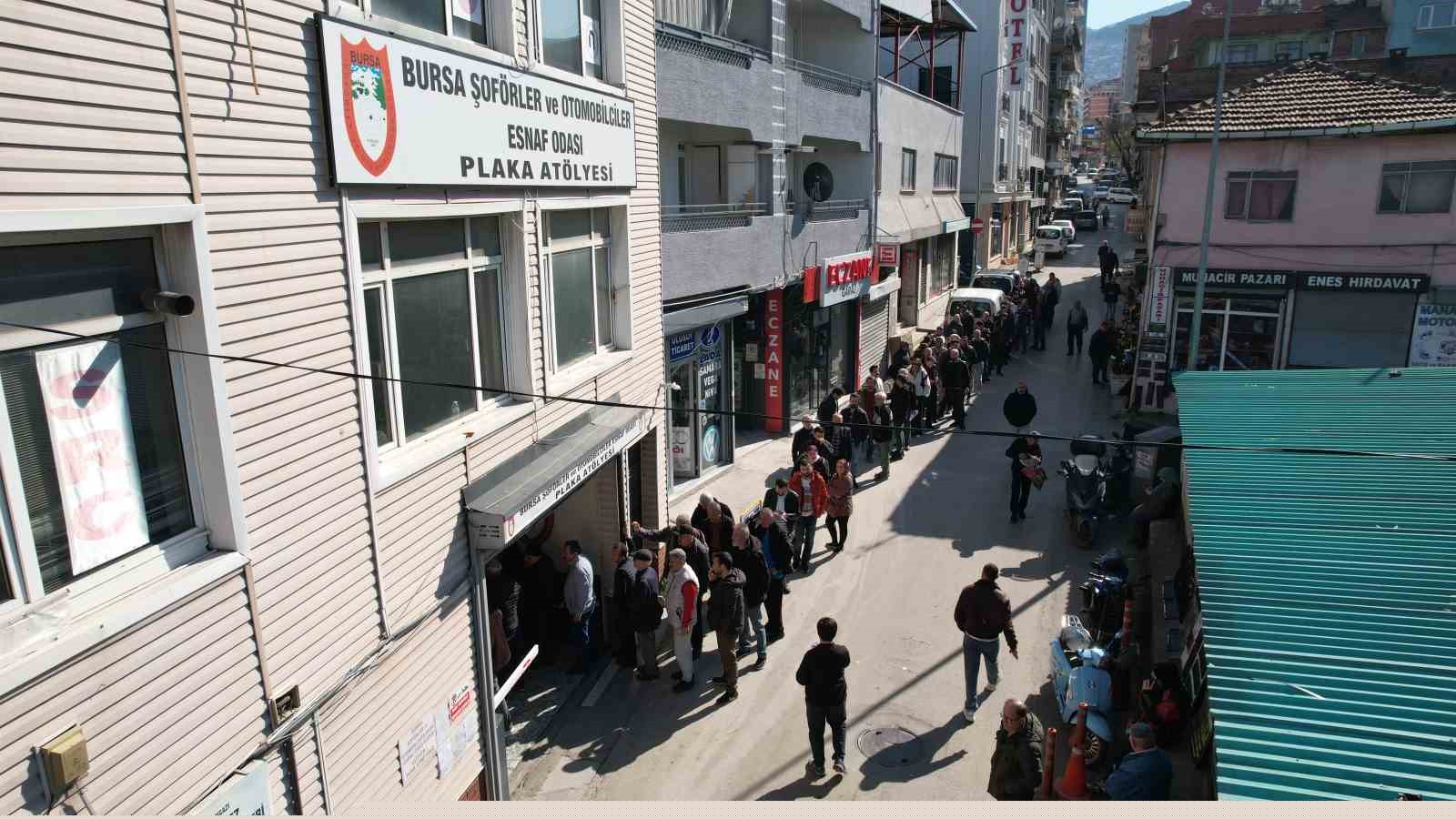 Bursa’da APP plaka izdihamı...Kuyruk sokaklara taştı
Bursa’da APP plaka izdihamı...Kuyruk sokaklara taştı