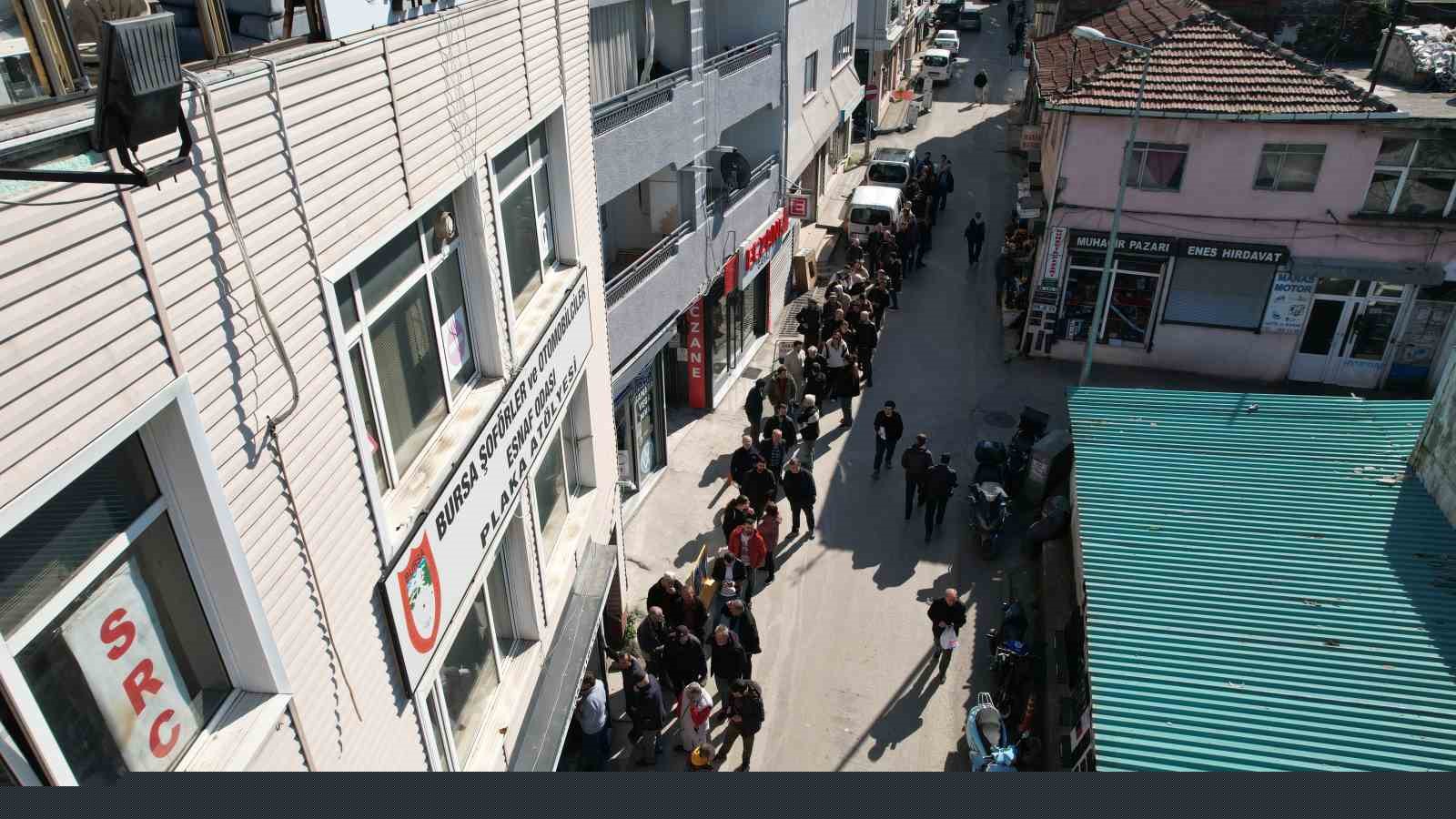 Bursa’da APP plaka izdihamı...Kuyruk sokaklara taştı
Bursa’da APP plaka izdihamı...Kuyruk sokaklara taştı