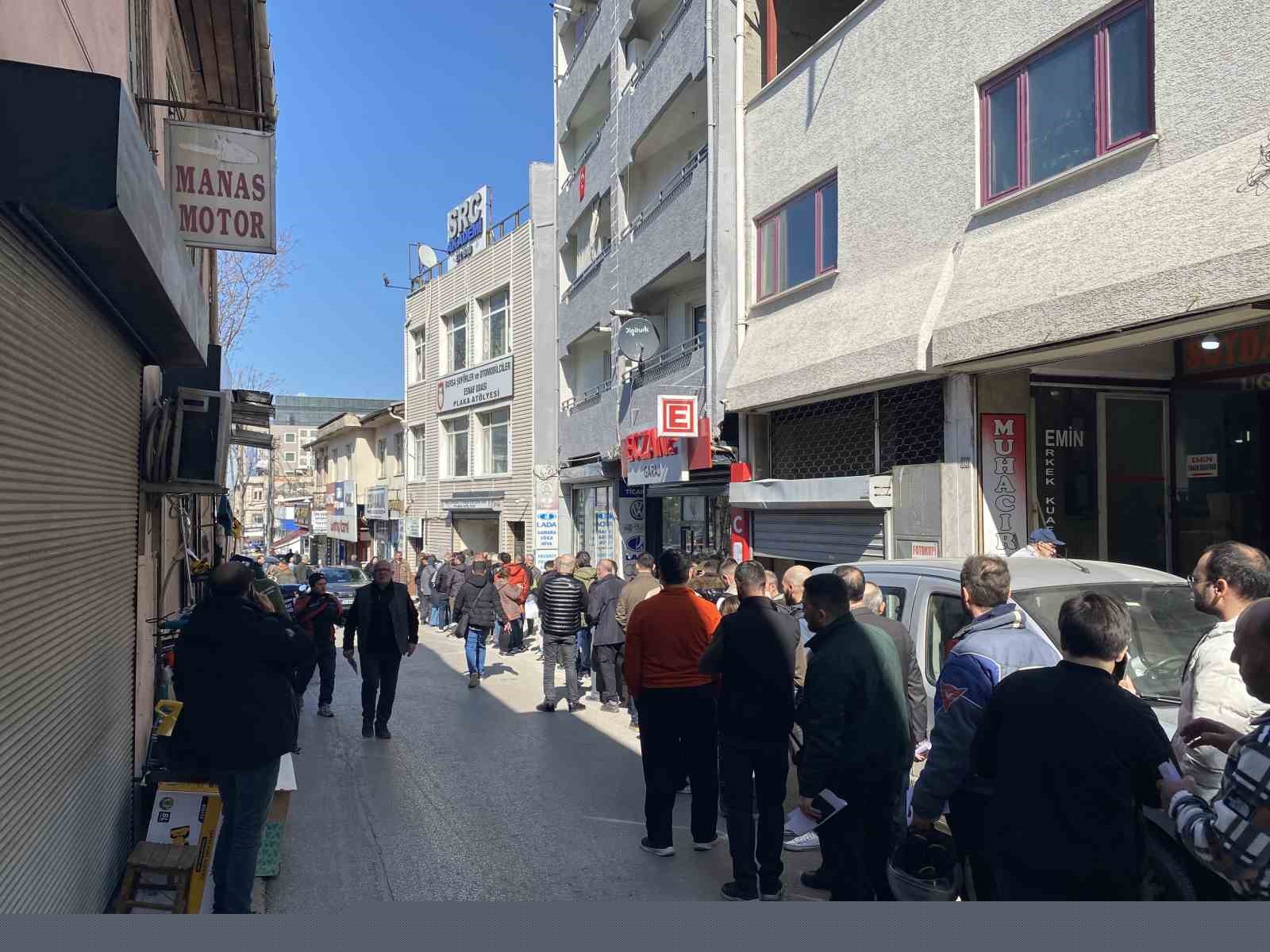 Bursa’da APP plaka izdihamı...Kuyruk sokaklara taştı
Bursa’da APP plaka izdihamı...Kuyruk sokaklara taştı