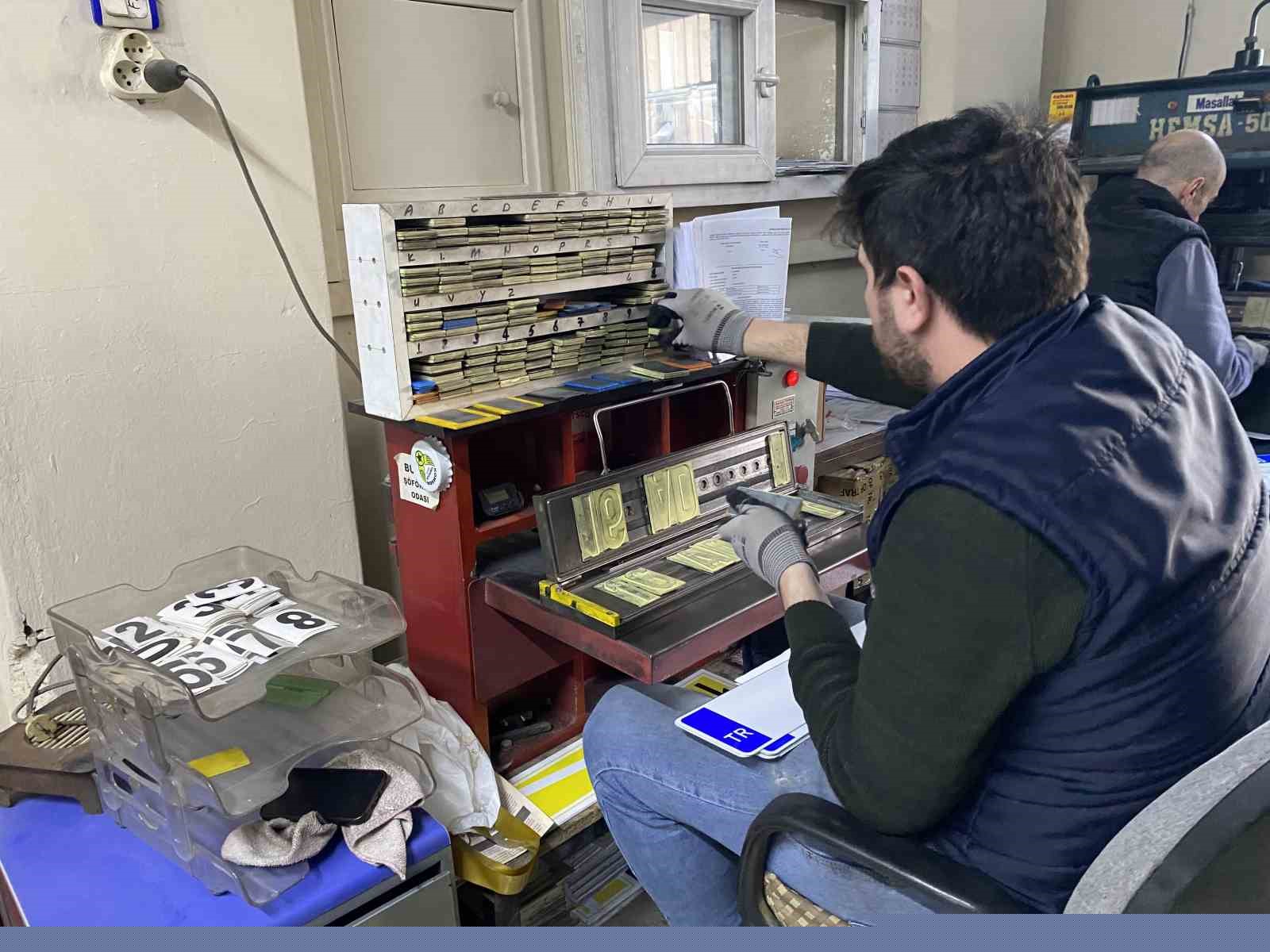 Bursa’da APP plaka izdihamı...Kuyruk sokaklara taştı
Bursa’da APP plaka izdihamı...Kuyruk sokaklara taştı