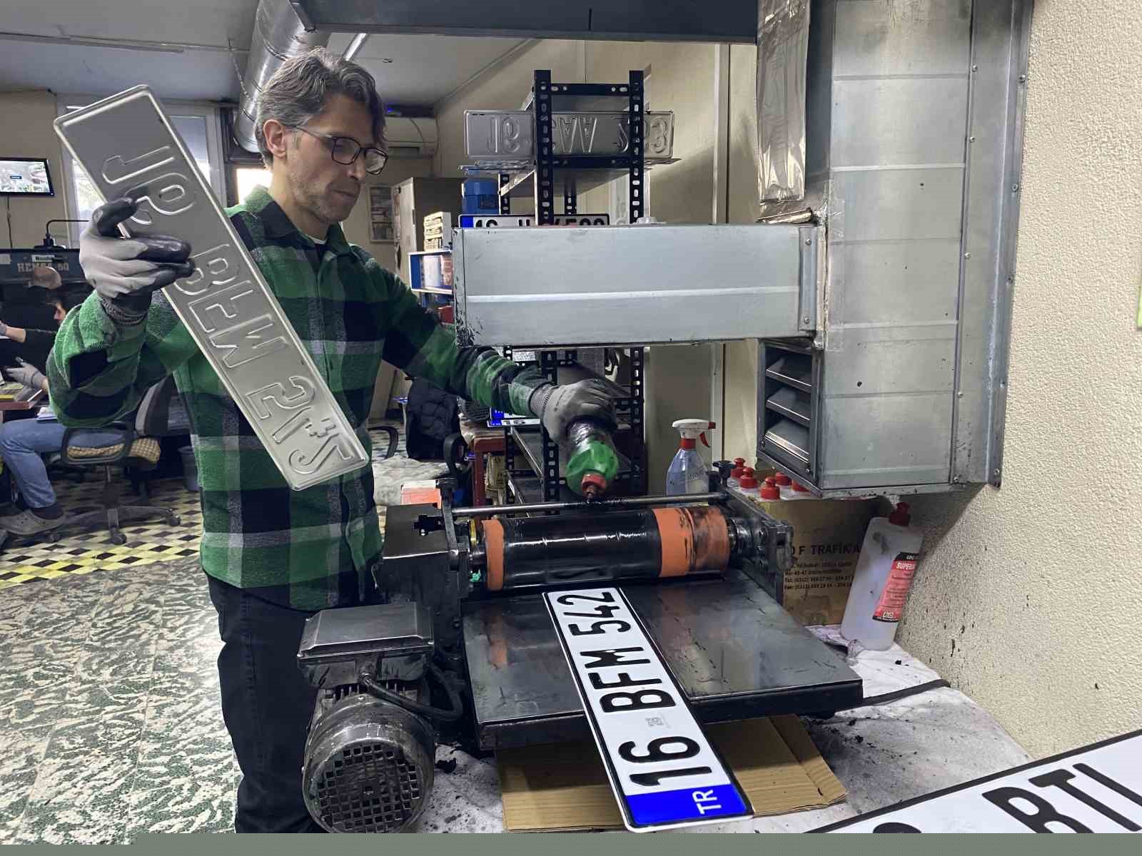 Bursa’da APP plaka izdihamı...Kuyruk sokaklara taştı
Bursa’da APP plaka izdihamı...Kuyruk sokaklara taştı