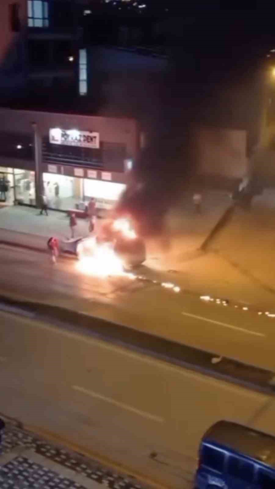 Bursa’da araç alev aldı, esnaf yangın tüpleriyle koştu
