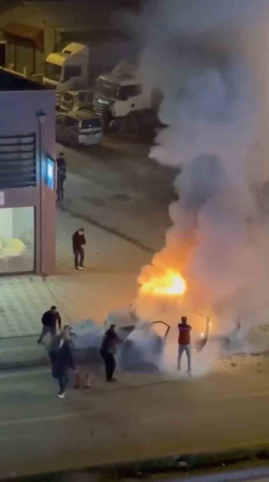 Bursa’da araç alev aldı, esnaf yangın tüpleriyle koştu
