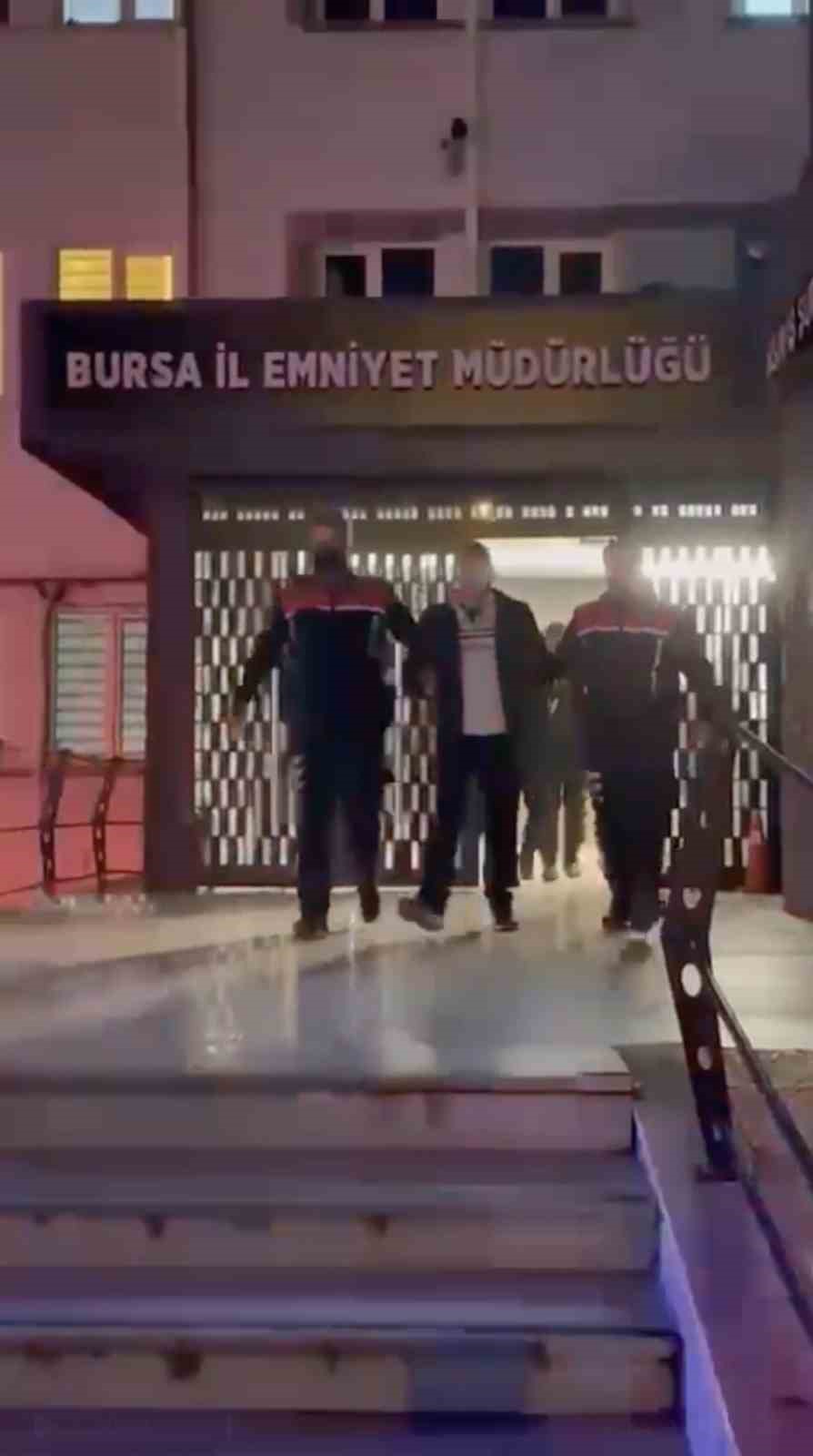 Bursa’da aranan şahıslara operasyon: Suç aletleriyle yakalandılar
