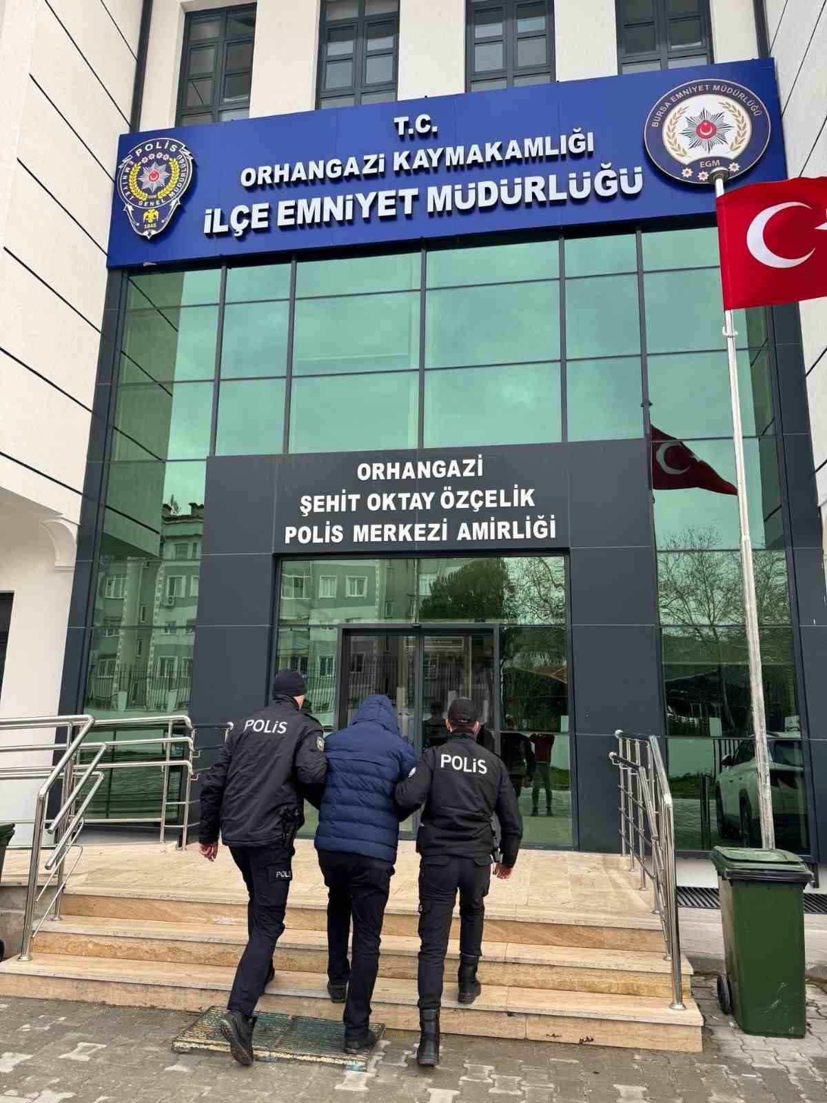 Bursa’da aranan şahıslara yönelik darbe vuruldu...7 hükümlü cezaevine gönderildi
Bursa’da aranan şahıslara yönelik darbe vuruldu...7 hükümlü cezaevine gönderildi