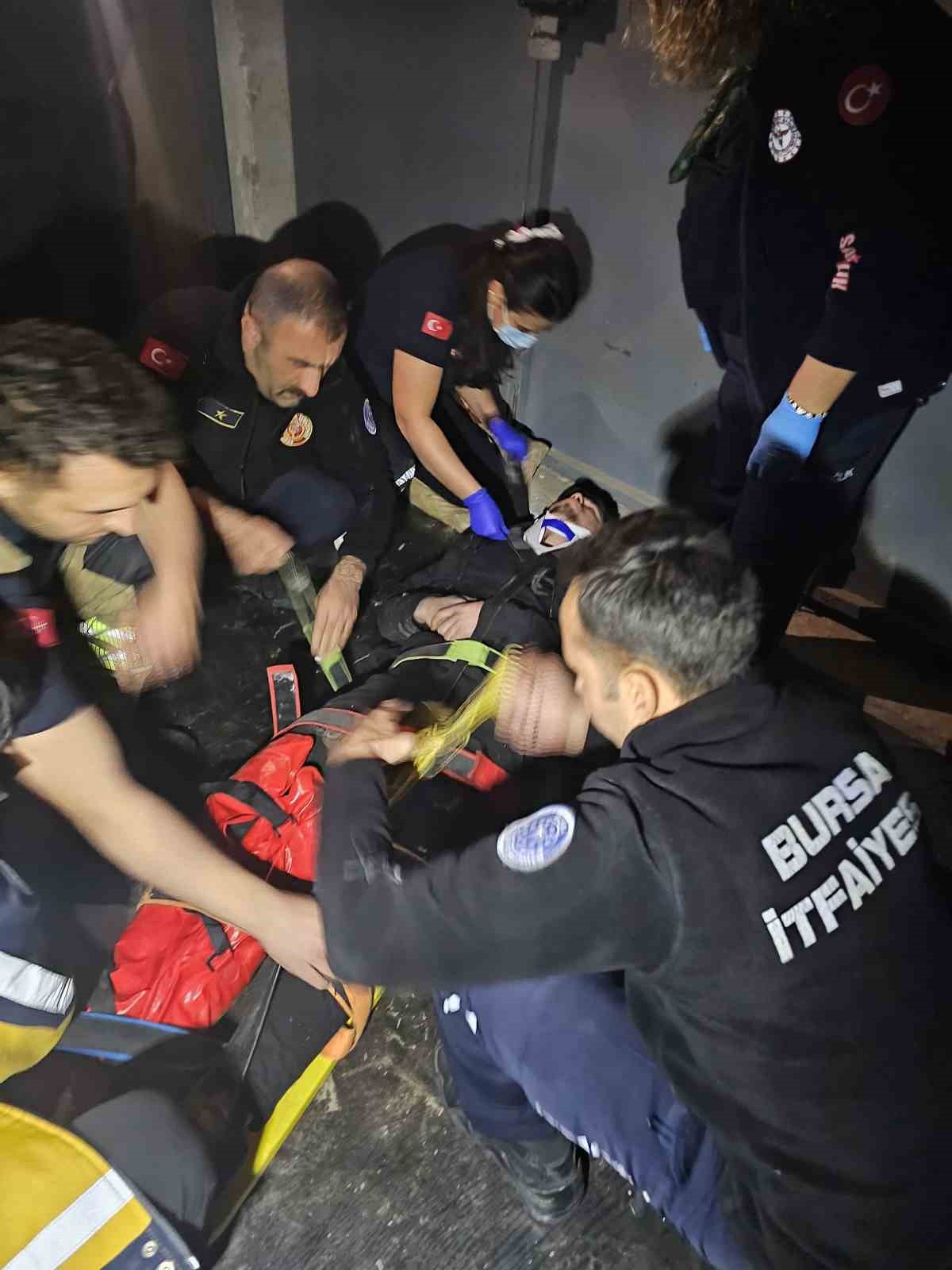 Bursa’da asansör boşluğuna düşen 17 yaşındaki genç ağır yaralandı
