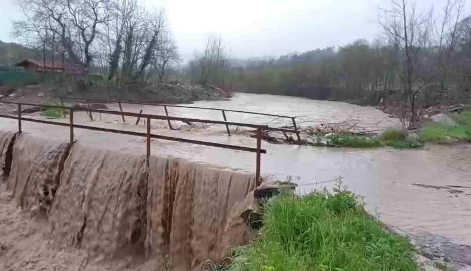 Bursa’da aşırı yağışlar köprüyü trafiğe kapattı
