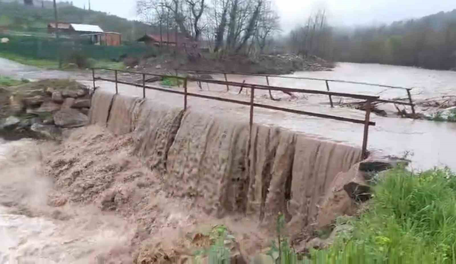 Bursa’da aşırı yağışlar köprüyü trafiğe kapattı
