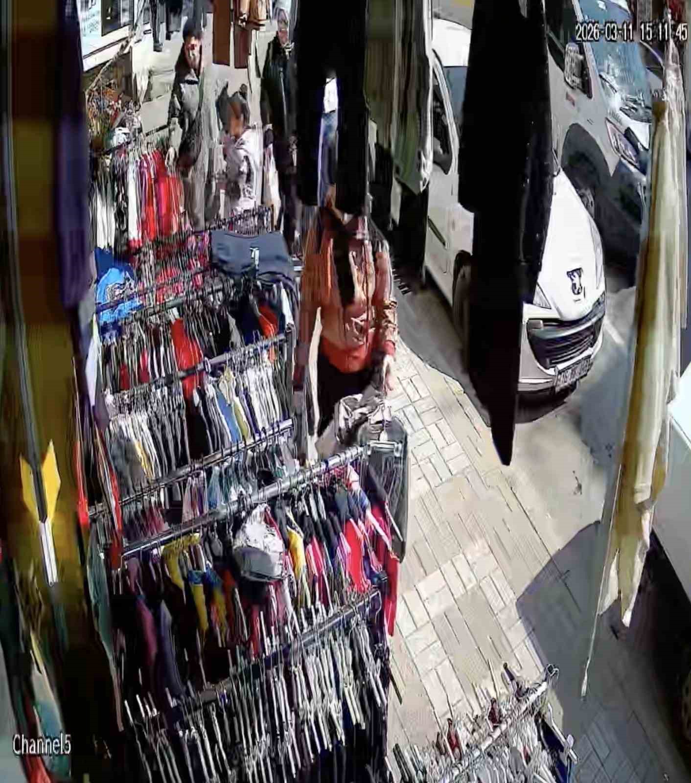 Bursa’da bayram yoğunluğunu fırsat bilen 2 kadın 16 bin liralık ürün çaldı
