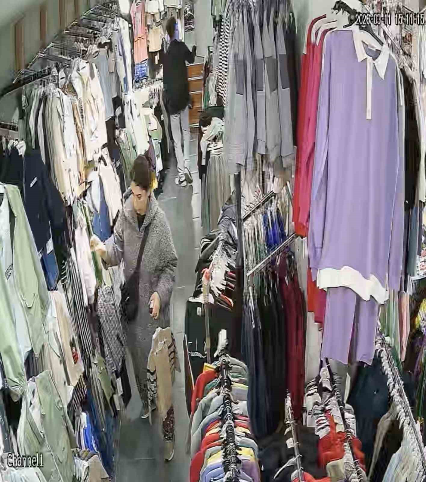 Bursa’da bayram yoğunluğunu fırsat bilen 2 kadın 16 bin liralık ürün çaldı
