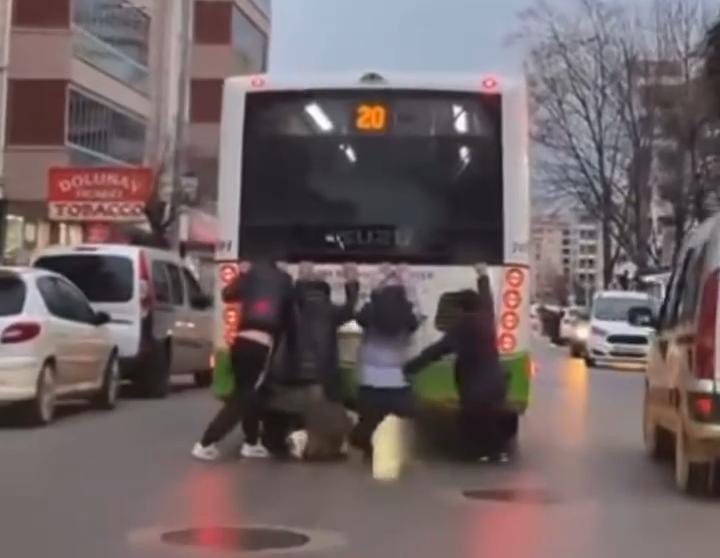 Bursa’da belediye otobüsünde tehlikeli yolculuk
