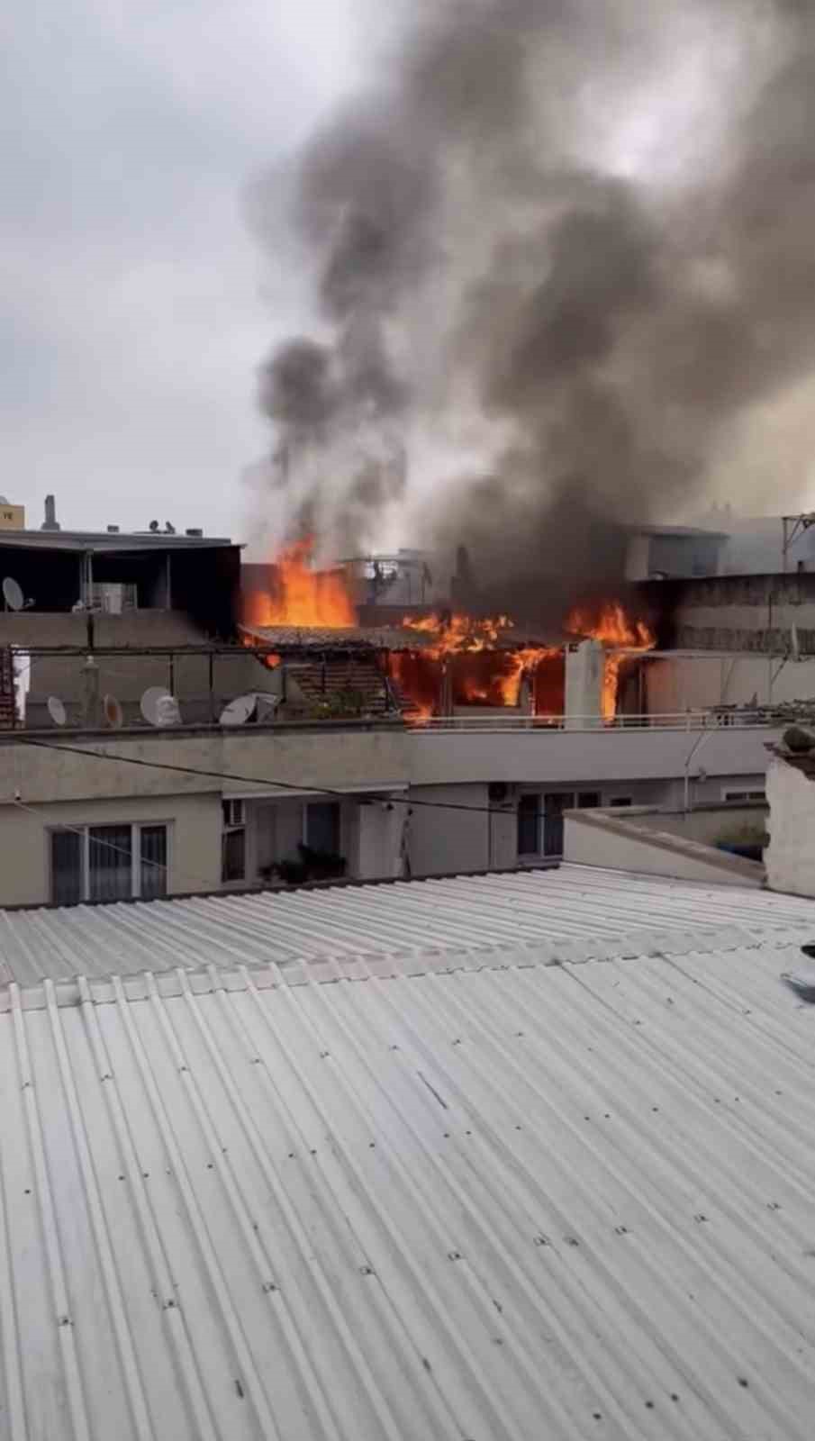 Bursa’da binanın çatısı alevlere teslim oldu
